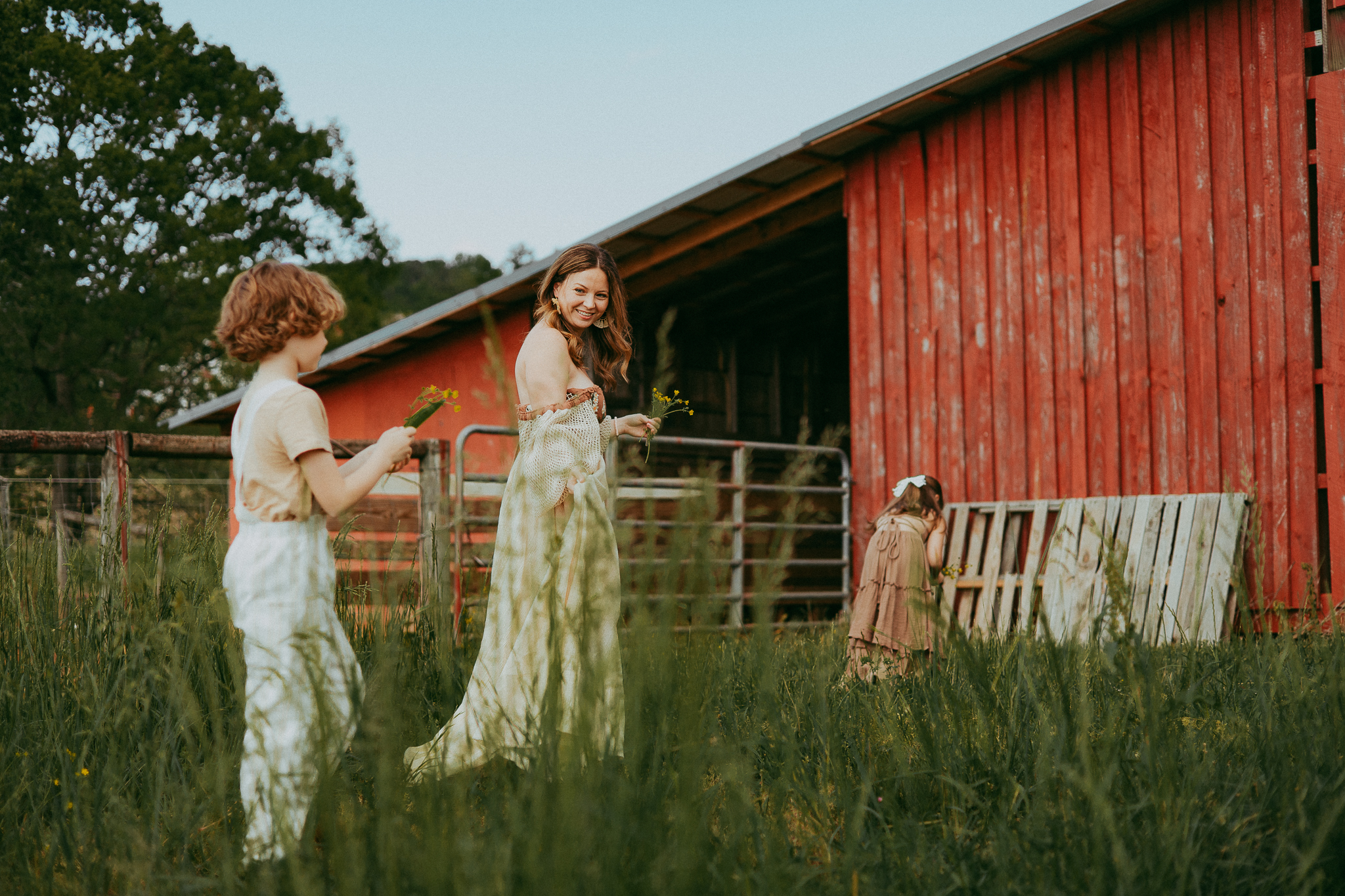 Family laughing together during a golden hour summer photography session in Dahlonega, Georgia.